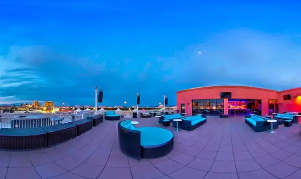 Un nuevo restaurante en la azotea con espectáculos de danza del vientre y comida mediterránea abre sus puertas en un club de striptease