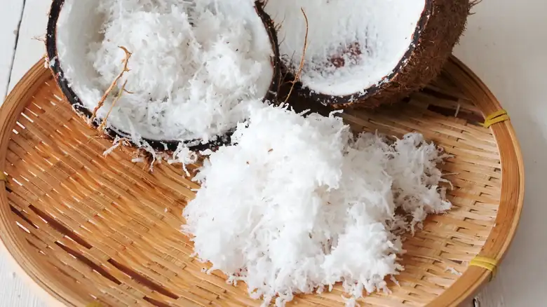 Coconut flakes versus shredded coconut: how to choose between the two