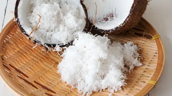 Coconut flakes versus shredded coconut: how to choose between the two