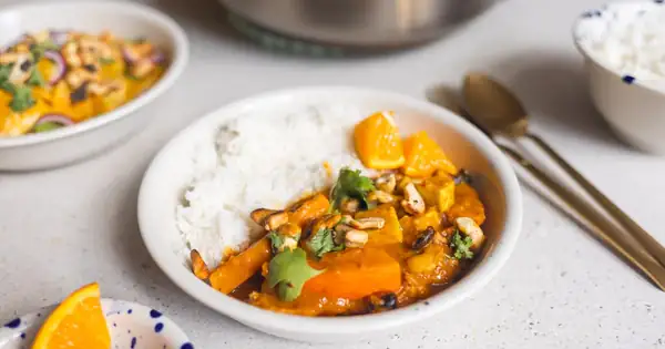 Curry vegano de calabaza con leche de coco y naranja