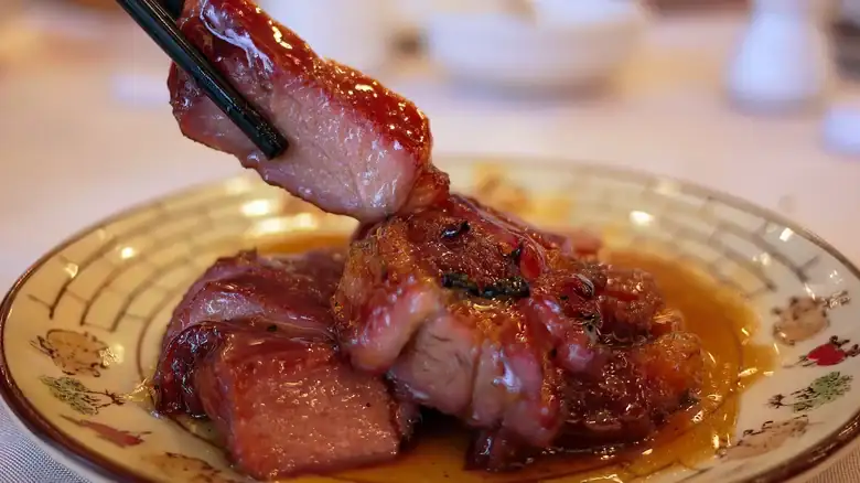 Cómo el cerdo a la barbacoa chino adquiere su característico tono rojo