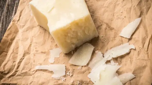El utensilio de cocina que corta el queso con facilidad
