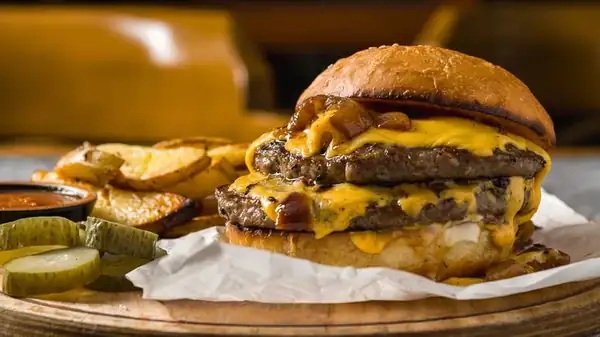 Agrega este ingrediente básico de la despensa a la carne molida para obtener hamburguesas más jugosas