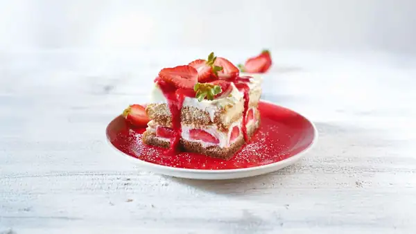Strawberry tiramisu: an Italian dessert with a fruity note