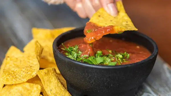 El ingrediente inesperado que se encuentra comúnmente en la salsa del este de Texas