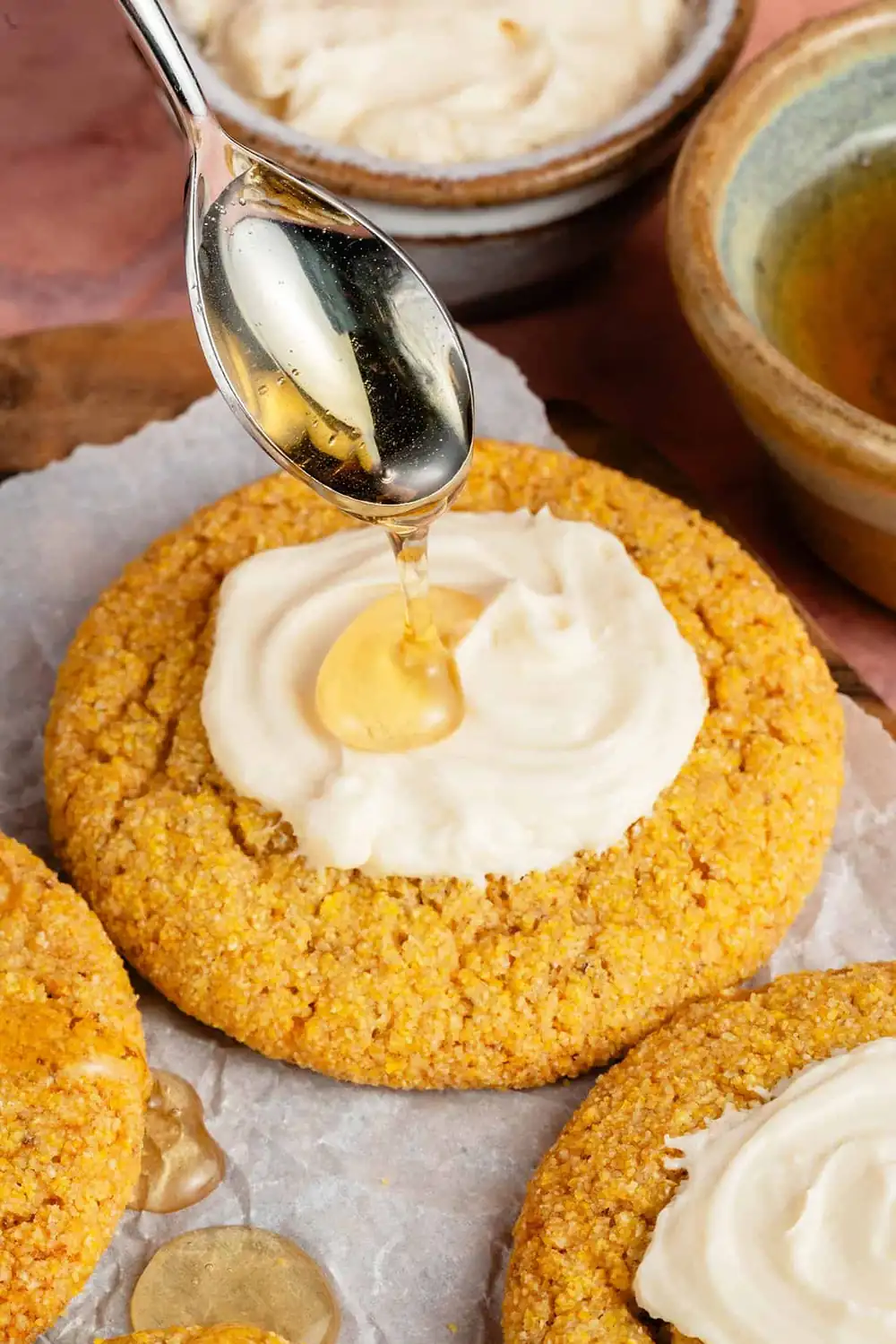 Galletas veganas de pan de maíz con crema de mantequilla de agave