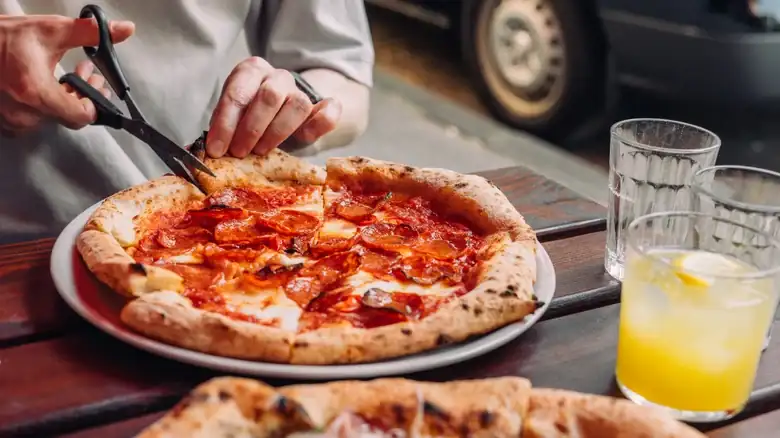 Por qué deberías cortar tu pizza con tijeras