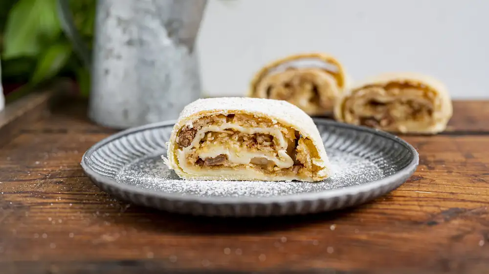 Yogurt dough for a quick apple strudel is less fatty. Enhance the filling with cinnamon and raisins