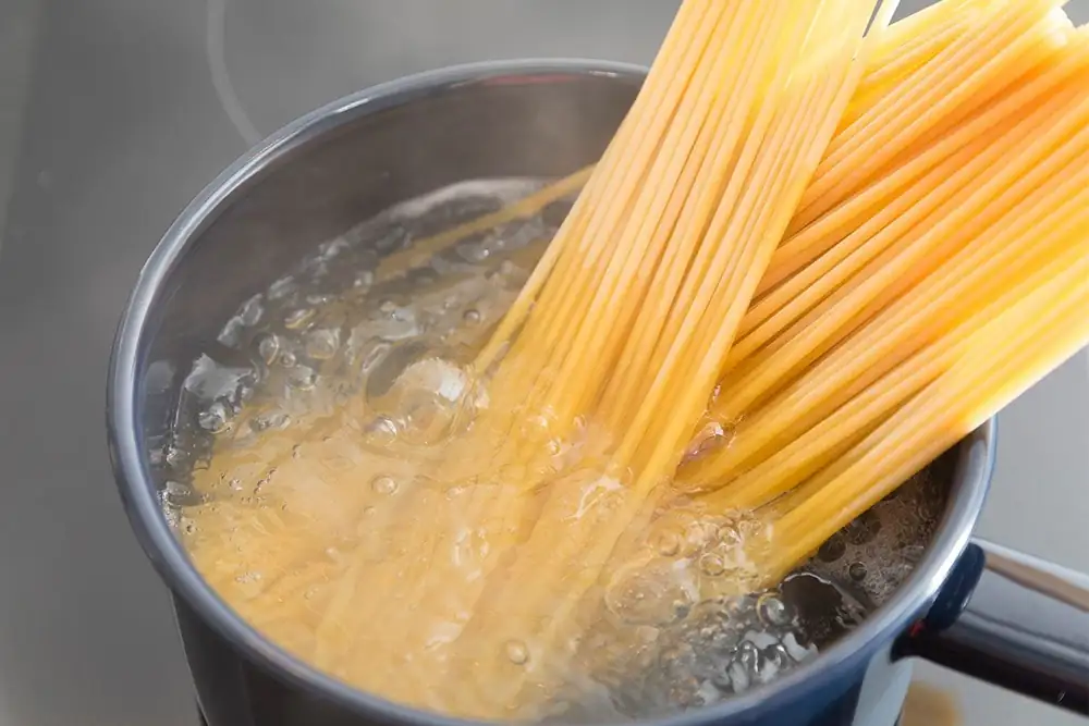 Does the Amount of Water You Boil Pasta in Actually Matter?
