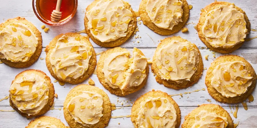 Mis galletas de pan de maíz con mantequilla y miel convierten tu guarnición sureña favorita en un dulce manjar