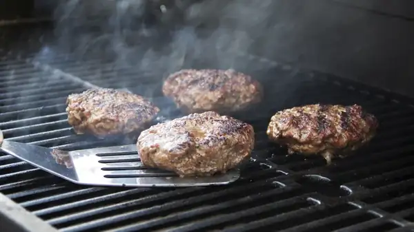 Cómo evitar que tus hamburguesas se deshagan en la parrilla