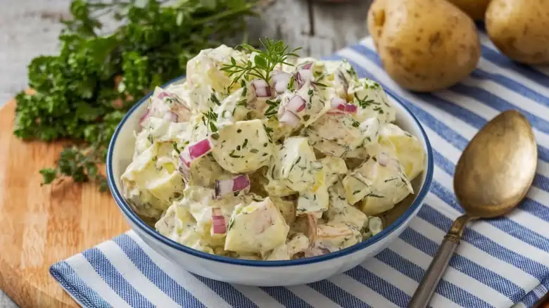 Para la ensalada de patatas, mejor la roja nueva que la harinosa