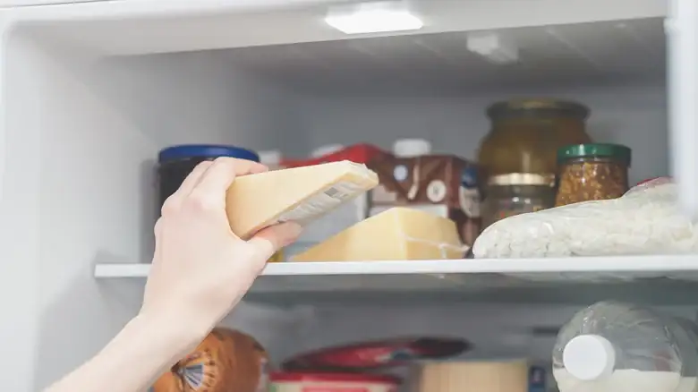 Hay un lugar equivocado en el refrigerador para guardar el queso