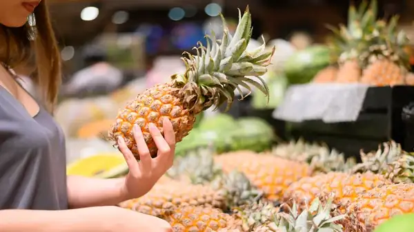 How to tell if a pineapple is ripe before cutting it