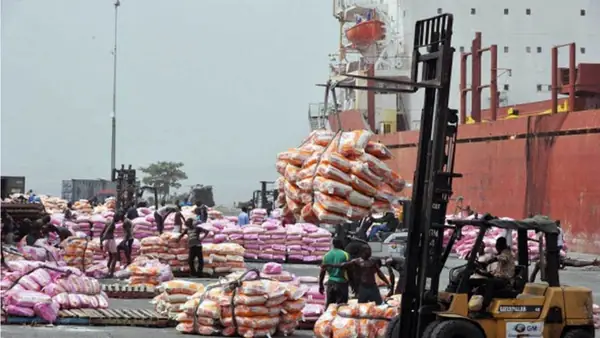 Kenia aprueba la importación, con exención de aranceles, de 208.600 toneladas de azúcar para uso industrial
