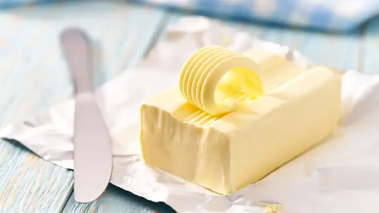 Por qué las bacterias desempeñan un papel en lo que diferencia la mantequilla cultivada de la mantequilla común