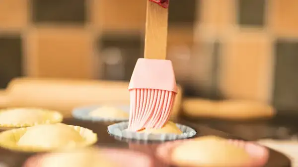 No necesitas un cepillo de cocina si tienes papel de pergamino a mano