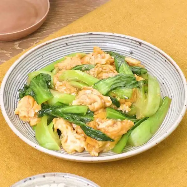 ¡Un plato rico y sabroso que combina a la perfección con arroz! Vídeo de la receta e instrucciones para saltear bok choy y huevos con salsa de ostras