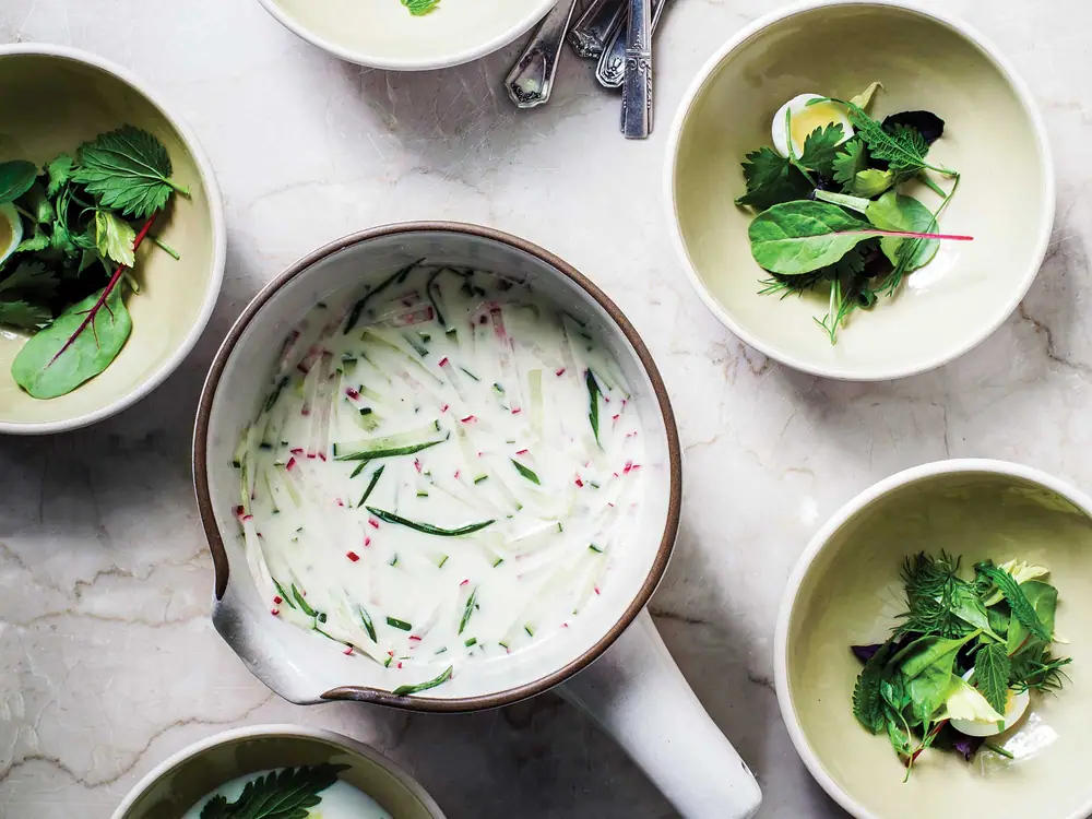 Receta de Okroshka (Sopa fría de suero de leche con hierbas)