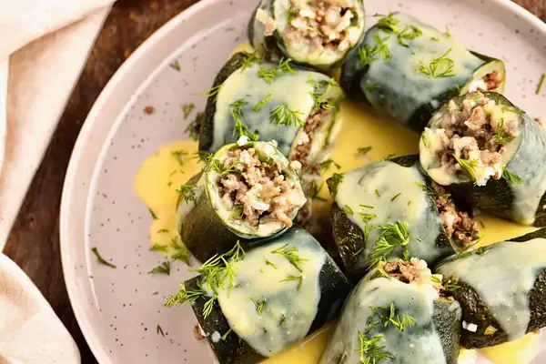 Calabacines rellenos griegos en salsa de huevo y limón (Avgolemono)