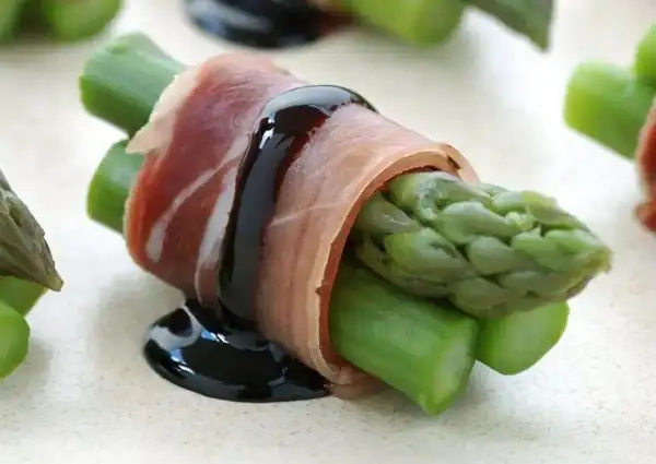 Prosciutto Wrapped Asparagus with Reduced Balsamic