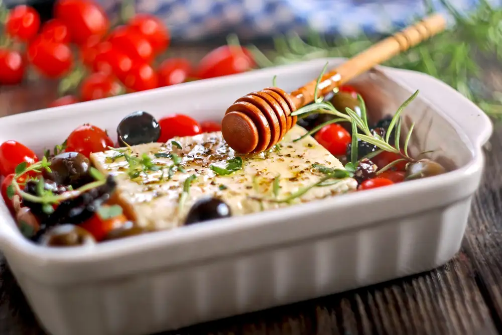 Receta con queso feta, romero y miel: el aperitivo perfecto