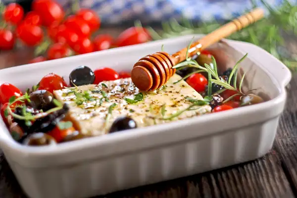 Receta con queso feta, romero y miel: el aperitivo perfecto