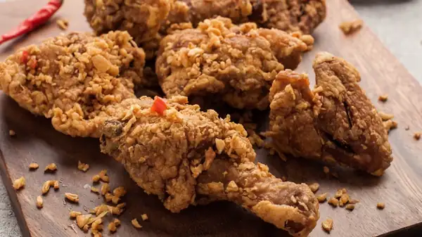 La harina de arroz da al pollo frito una corteza más crujiente