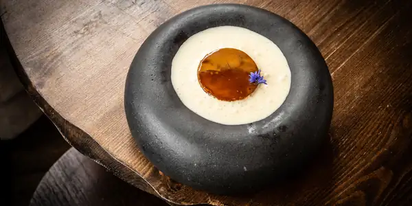 Pastel de miel de trigo sarraceno con chocolate de trigo sarraceno y crema cultivada