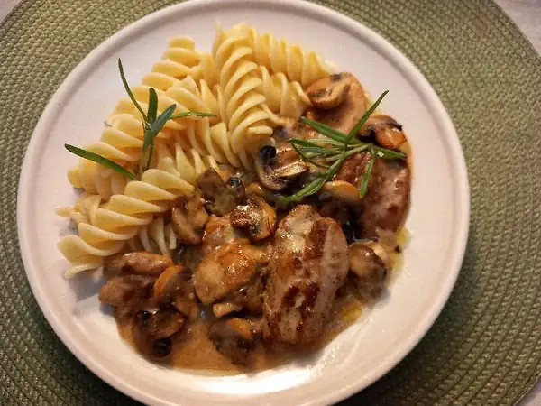 Chicken with rosemary and mushrooms