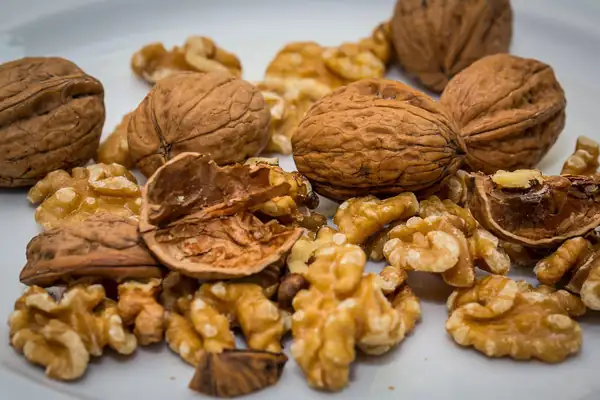 No utilice bolsas de plástico para las nueces. Una bolsa para cebollas transpirable y colgante es mucho mejor