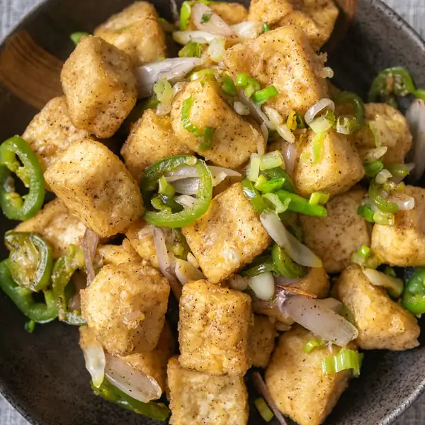 Tofu crujiente con sal y pimienta (Đậu hũ rang muối)