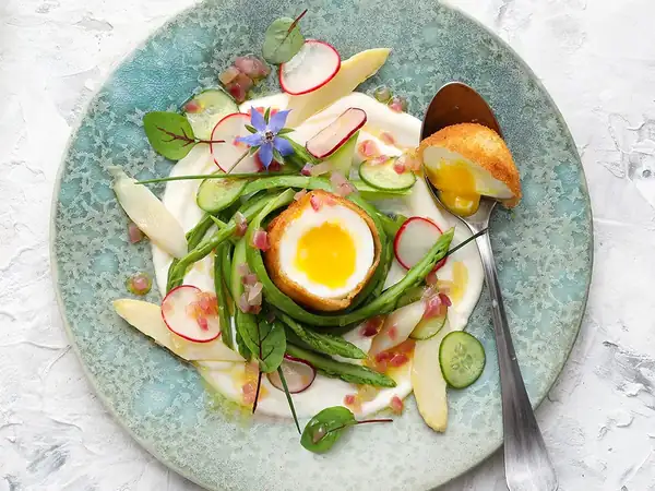 Recipe: Marinated asparagus with baked egg and Parma ham