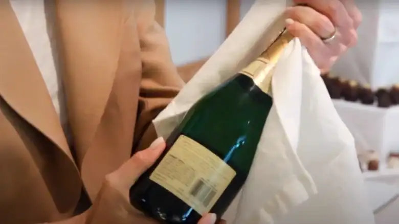 How to open a bottle of sparkling wine using a sommelier's technique