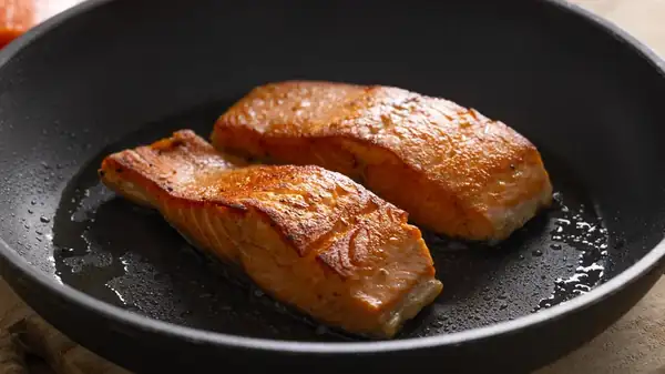 El método de cocción que Alton Brown recomienda para el salmón real