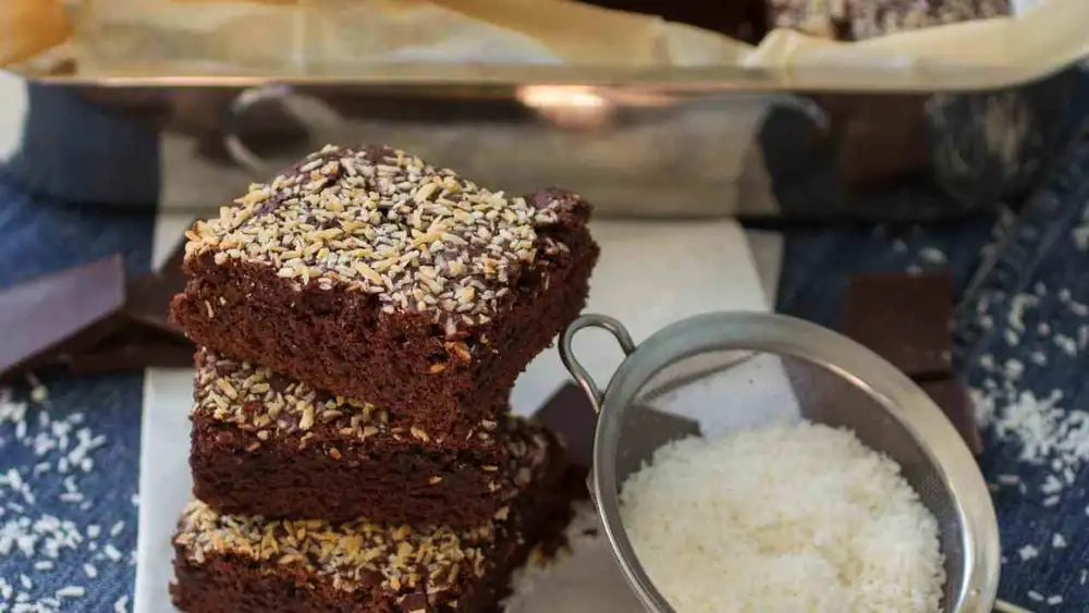 Chocolate and coconut brownies for a unique awakening that will put you in a good mood and help you face the day in the best possible way