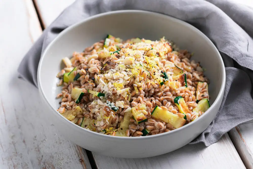 Ensalada de farro con calabacín a la parrilla y almendras