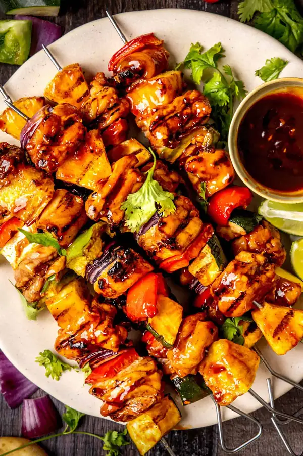 Brochetas de piña y pollo teriyaki a la parrilla al estilo hawaiano