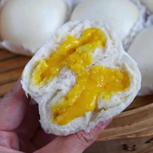 Steamed Custard Buns (Nai Wong Bao,奶黄包)