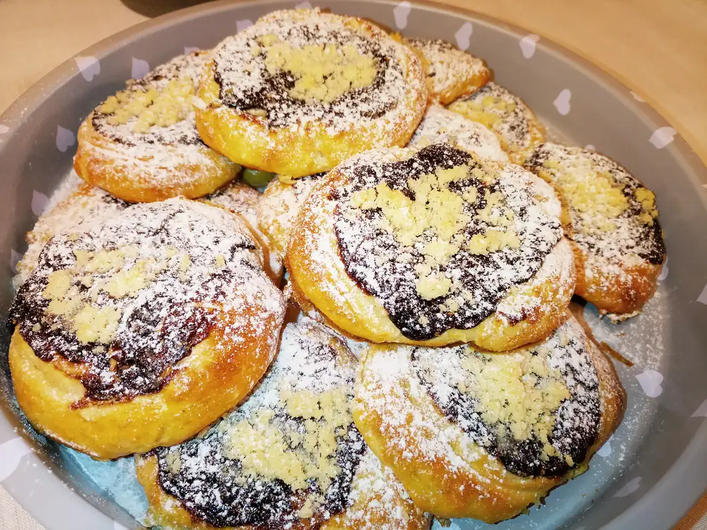 Pasteles de mermelada con levadura y migas