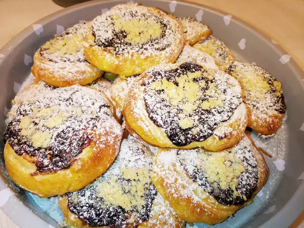 Pasteles de mermelada con levadura y migas