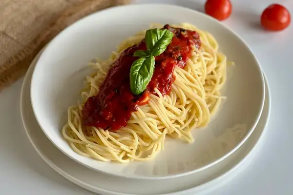Pasta con aroma a albahaca y salsa napolitana