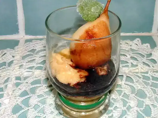 Receta de Belle-Hélène de pera servida en vaso