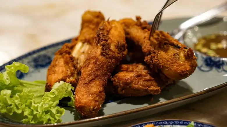 ¿Qué hace que el pollo frito malasio sea tan bueno?