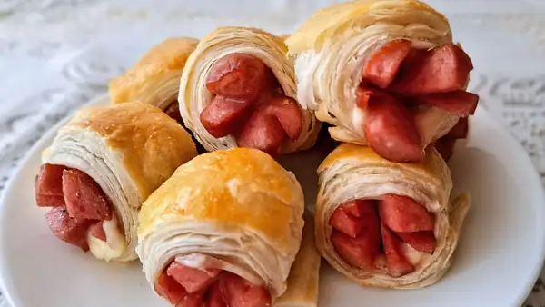 Baked appetizers with sausages and cheese