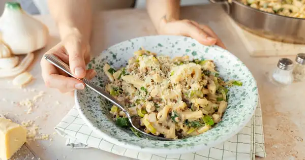 Pasta with vegan cheese, leek and mince sauce