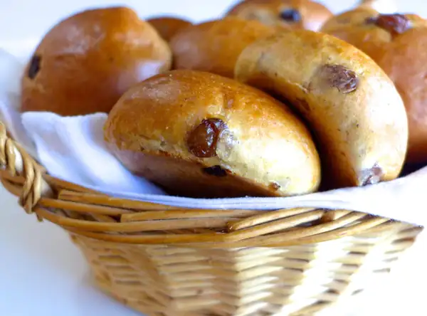 Delicious Brioche-style Olive Bread (Liopsomo)