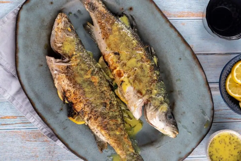 Lubina a la parrilla (al estilo griego)