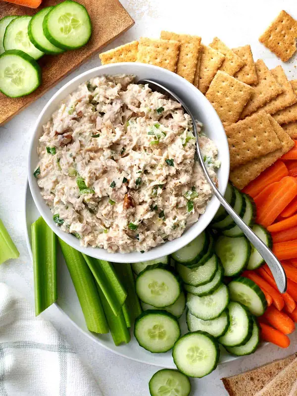 Mi receta clásica de ensalada de atún tiene todos los ingredientes básicos, ¡además de algunas mejoras!