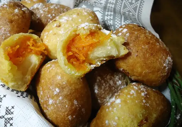 Los pasteles de zanahoria de Polná revivirán los recuerdos de tu abuela. La masa esconde un delicioso relleno de zanahoria